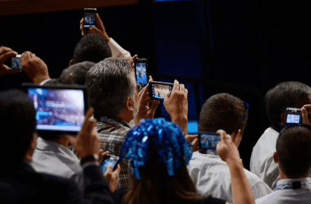 Người Nga Thích Mua Máy Ảnh Kỹ Thuật Số Dù Có Smartphone Trong Túi
