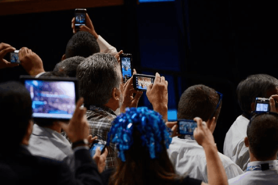 Người Nga Thích Mua Máy Ảnh Kỹ Thuật Số Dù Có Smartphone Trong Túi