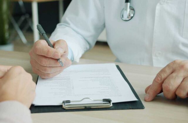 Khám Phá Những Nguyên Nhân Khiến Chữ Bác Sỹ Thường Khó Đọc