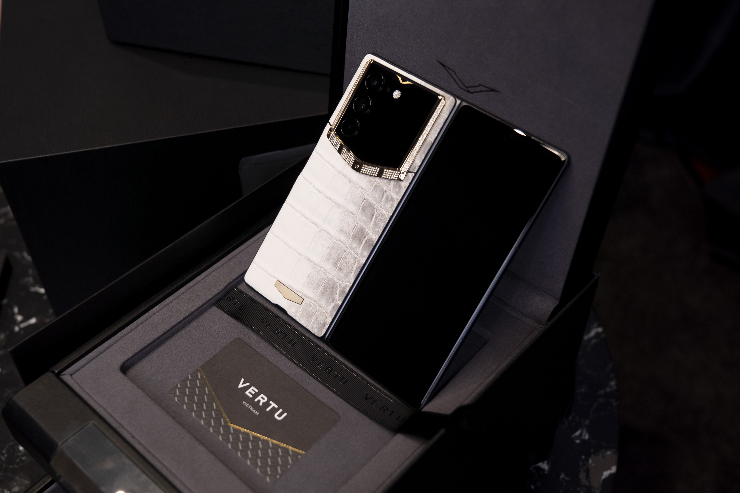 Vertu AlphaFold: Điện Thoại Gập Xa Xỉ Đầu Tiên Tại Việt Nam - Ảnh 6.