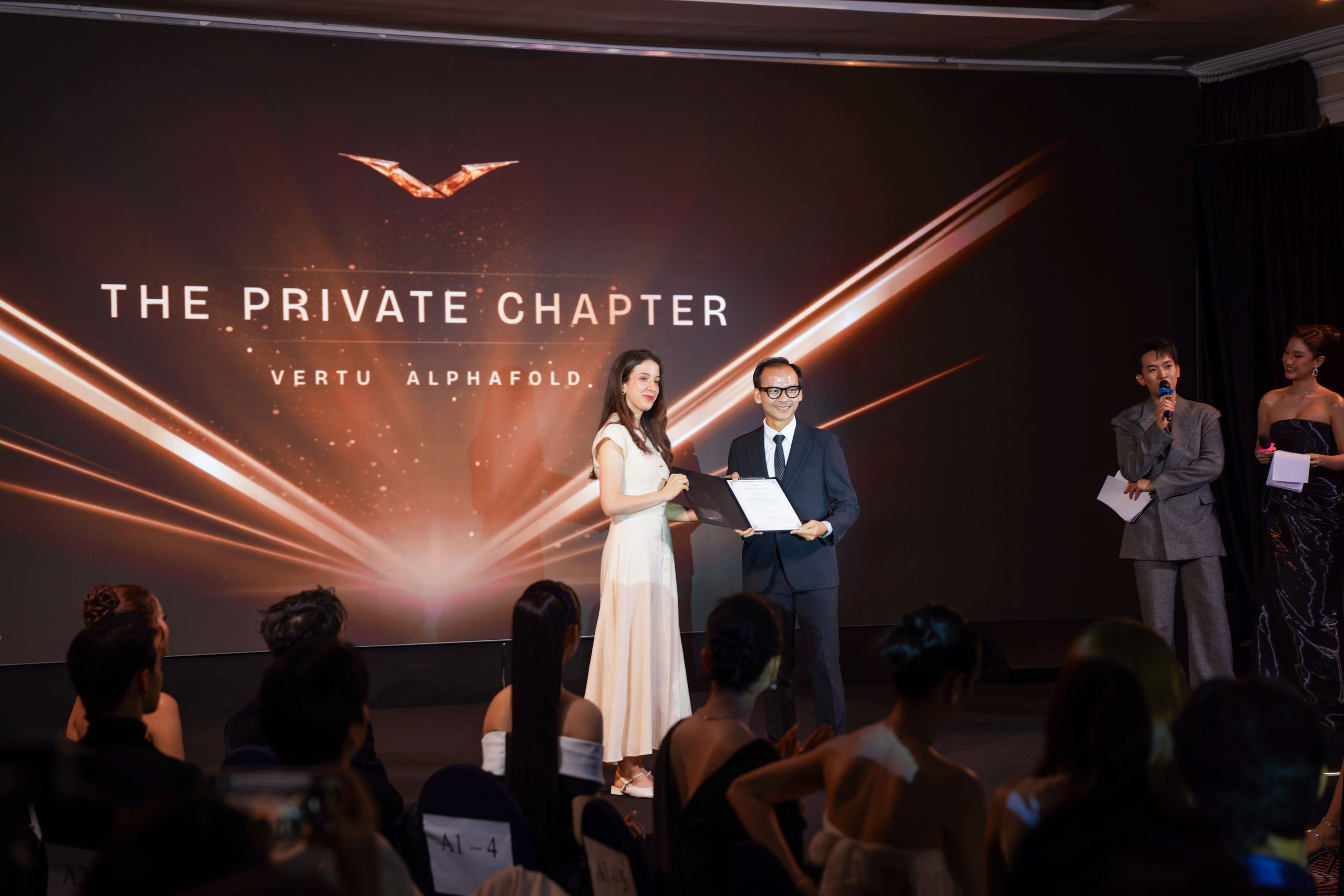 Vertu AlphaFold: Điện Thoại Gập Xa Xỉ Đầu Tiên Tại Việt Nam - Ảnh 4.