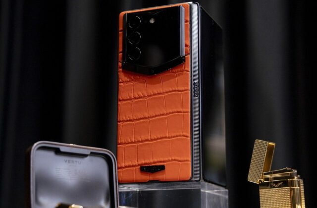Vertu AlphaFold: Điện Thoại Gập Xa Xỉ Đầu Tiên Tại Việt Nam