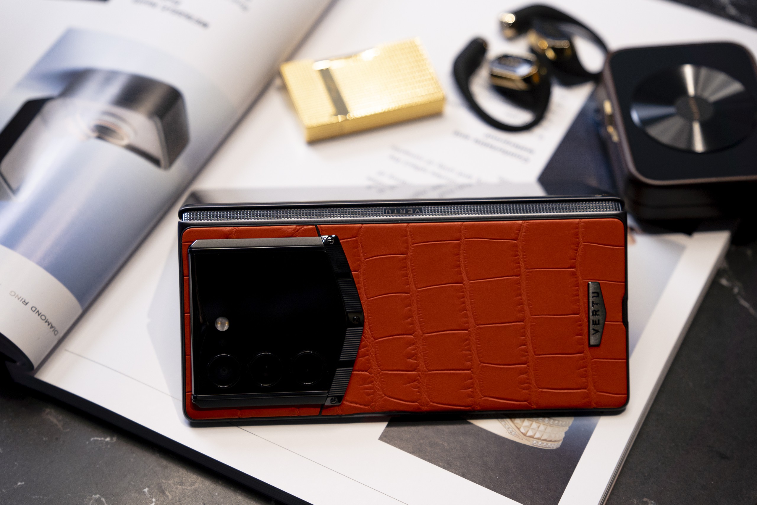 Vertu AlphaFold: Điện Thoại Gập Xa Xỉ Đầu Tiên Tại Việt Nam - Ảnh 3.