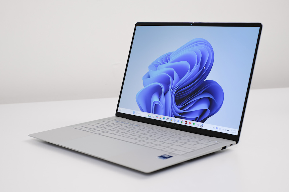 Khám Phá ASUS ExpertBook Ultra: Laptop Doanh Nhân Thiết Kế Sang Trọng với Công Nghệ AI