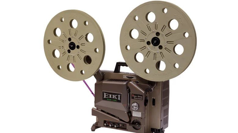 eiki-16mm-slot-load-projector-1787417029-1787830379133-17878303793351850170173 Đây là món đồ điện tử mà ngày xưa "cho cũng không ai lấy", thế mà giờ nhà nào còn là đem đi bán được khối tiền - Ảnh 10.