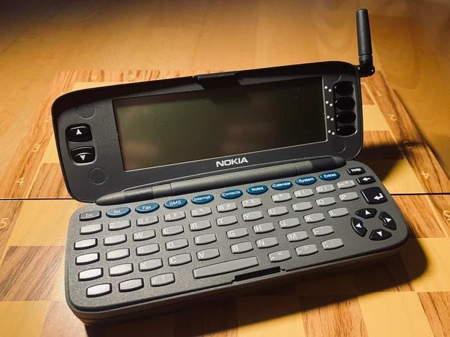 had-this-nokia-9000-communicator-laying-on-my-shelf-for-a-v0-1kwsi1nyquwa1-1-1787051750718-1787051751137342131380 Khám Phá Di Sản Nokia 9000: Biểu Tượng Công Nghệ Của Thế Kỷ 20 - Ảnh 1.