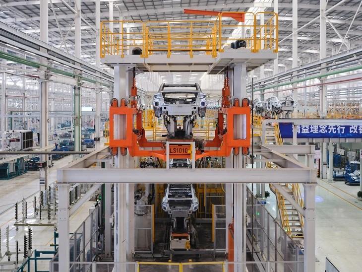 Dây chuyền lắp ráp tại một nhà máy ô tô điện ở Trung Quốc. Dây chuyền lắp ráp tại một nhà máy ô tô điện ở Trung Quốc.
