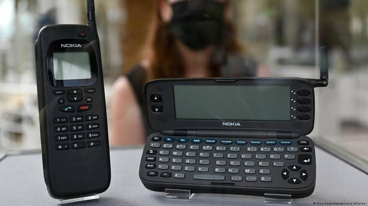 images-1-1787051752996-17870517532581016154622 Khám Phá Di Sản Nokia 9000: Biểu Tượng Công Nghệ Của Thế Kỷ 20 - Ảnh 3.