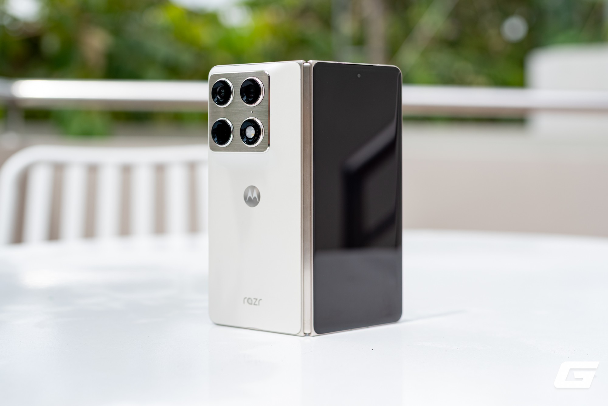 Cận cảnh Motorola Razr Fold: Kẻ đến sau nhưng không hề tỏ ra dè dặt- Ảnh 1.