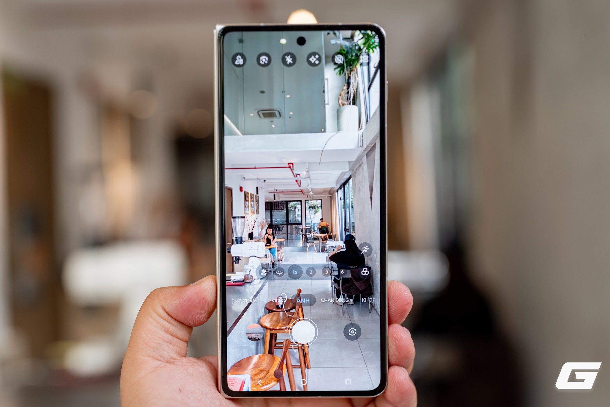 Cận cảnh Motorola Razr Fold: Kẻ đến sau nhưng không hề tỏ ra dè dặt- Ảnh 7.