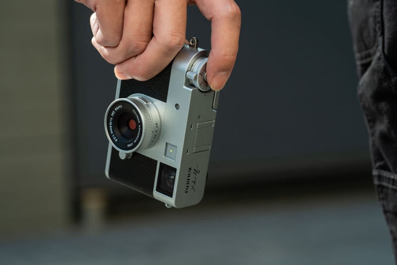 Cảm biến của Fujifilm X half chỉ là loại 1 inch, tương tự như các mẫu smartphone cao cấp hiện nay Cảm biến của Fujifilm X half chỉ là loại 1 inch, tương tự như các mẫu smartphone cao cấp hiện nay