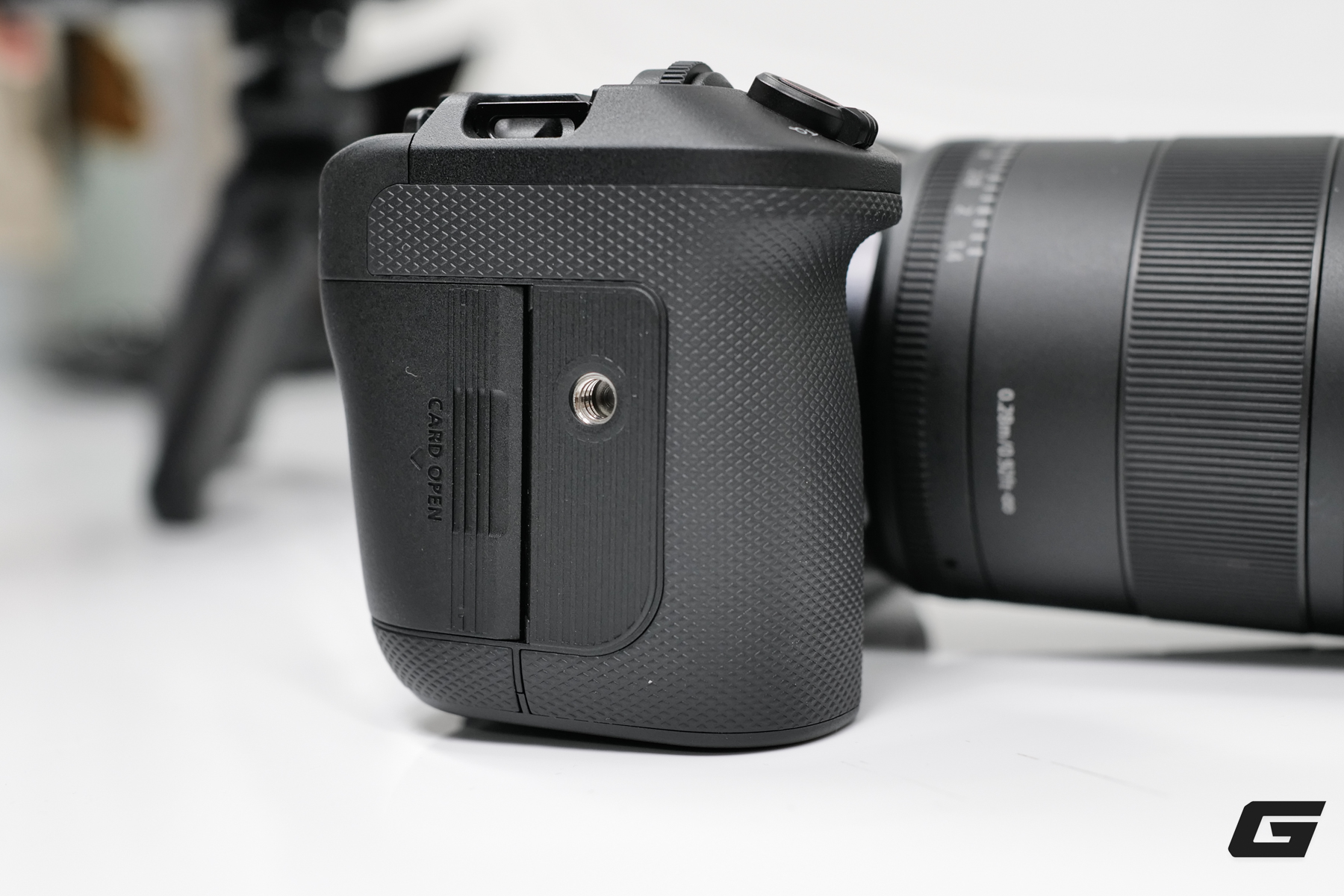 Canon EOS R6 V: Ngàm Gắn Tripod Dọc