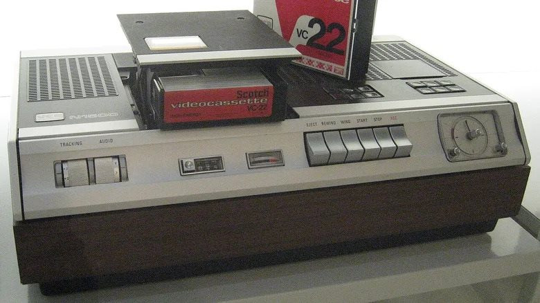 philips-vintage-vcr-1787417026-1787830374080-17878303744591730391429 Đây là món đồ điện tử mà ngày xưa "cho cũng không ai lấy", thế mà giờ nhà nào còn là đem đi bán được khối tiền - Ảnh 5.