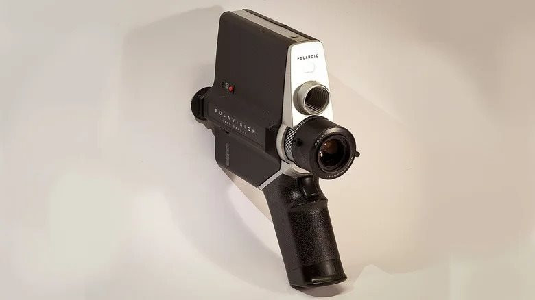 polaroid-polavision-1787417028-1787830377361-17878303776111253063488 Đây là món đồ điện tử mà ngày xưa "cho cũng không ai lấy", thế mà giờ nhà nào còn là đem đi bán được khối tiền - Ảnh 8.