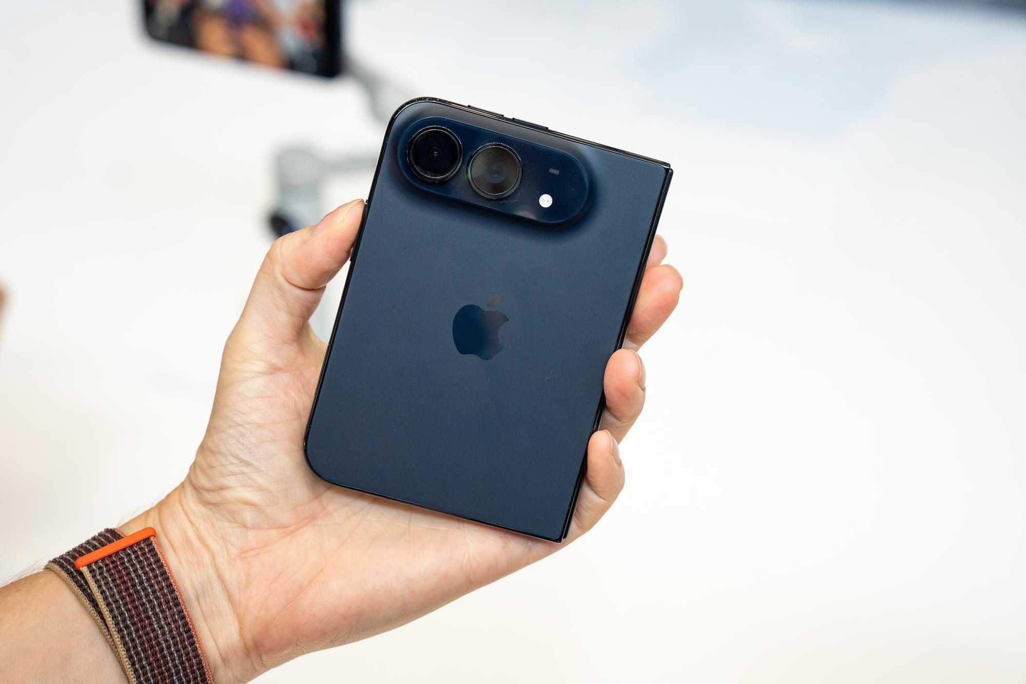 268734iphoneduohandsonadiben-17889886321318477410-1788989465351-17889894655651429896810-1789102048998341679310-1789347088175-17893470884551420773106 Ngắm cận cảnh iPhone Duo giá trăm triệu, gập mở êm ái, mỏng dính sang xịn- Ảnh 11.