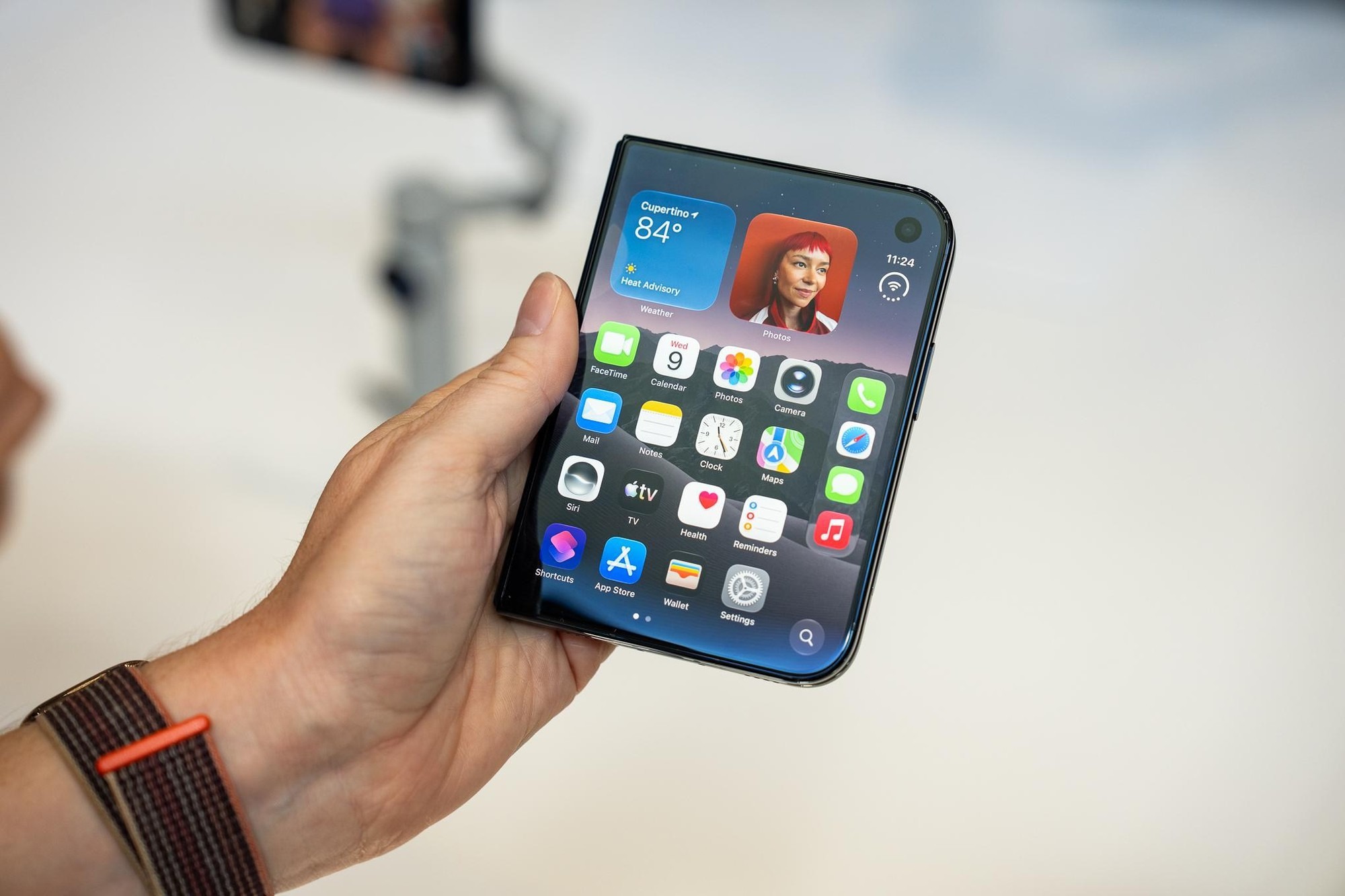 268734iphoneduohandsonadiben-2-1788988632814480537319-1788989460048-1788989460314243100981-1789102049098363525159-1789347077683-17893470782711666984278 Ngắm cận cảnh iPhone Duo giá trăm triệu, gập mở êm ái, mỏng dính sang xịn- Ảnh 2.