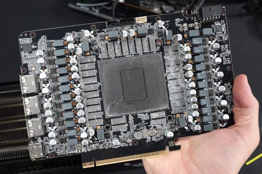 Mua RTX 5090 giá rẻ 1.800 euro: khi chiếc card chỉ còn là vỏ