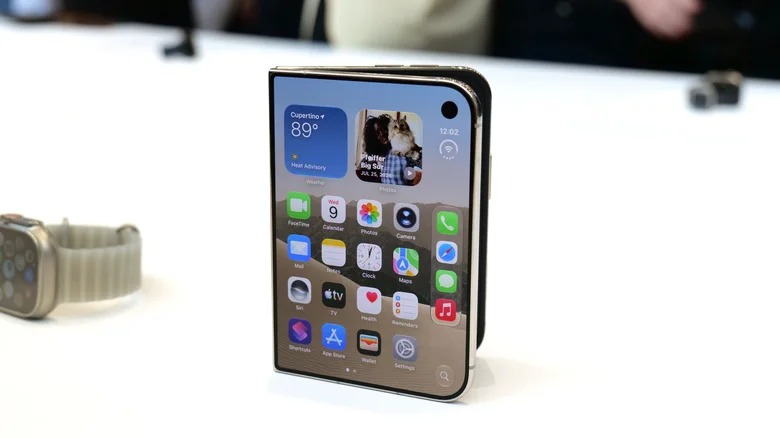 intro-1788993120-17891020483101783330702-1789347086551-178934708696296738974 Ngắm cận cảnh iPhone Duo giá trăm triệu, gập mở êm ái, mỏng dính sang xịn- Ảnh 9.
