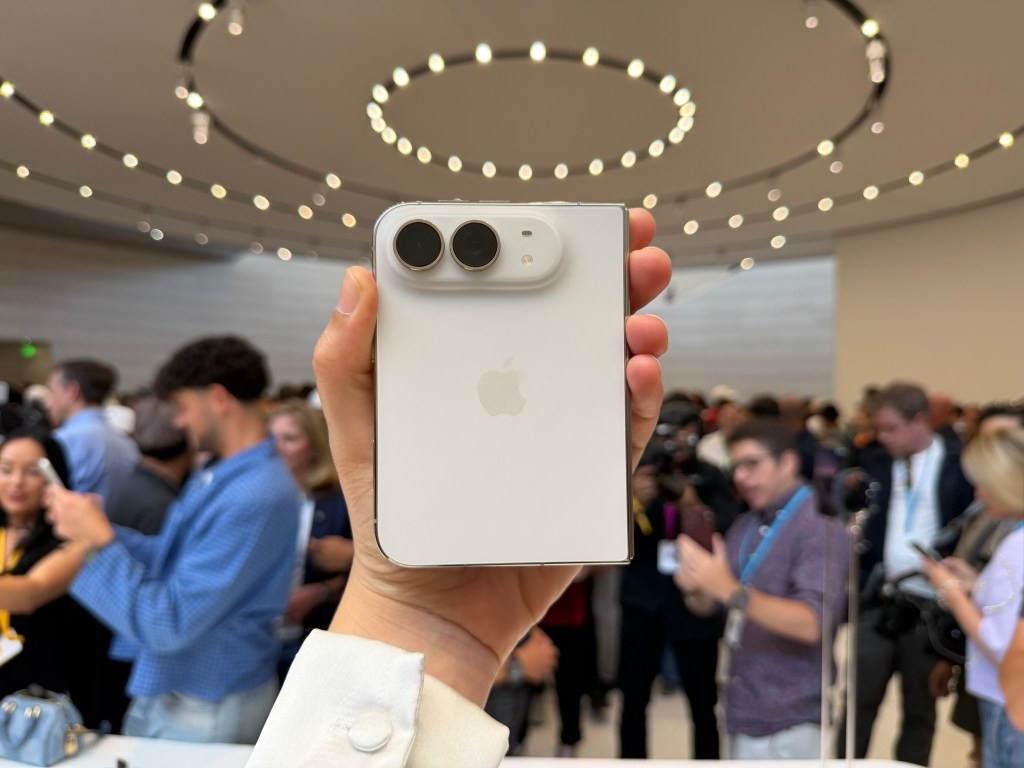 iphone-duo-3-1789102048702277370150-1789347085571-17893470858031148352171 Ngắm cận cảnh iPhone Duo giá trăm triệu, gập mở êm ái, mỏng dính sang xịn- Ảnh 8.