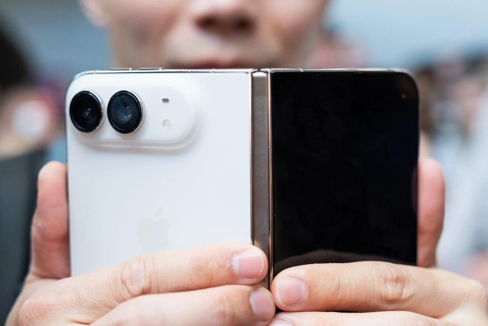 iphoneduogizmodo2-1789102048022569736187-1789347082616-17893470829761292042003 Ngắm cận cảnh iPhone Duo giá trăm triệu, gập mở êm ái, mỏng dính sang xịn- Ảnh 5.