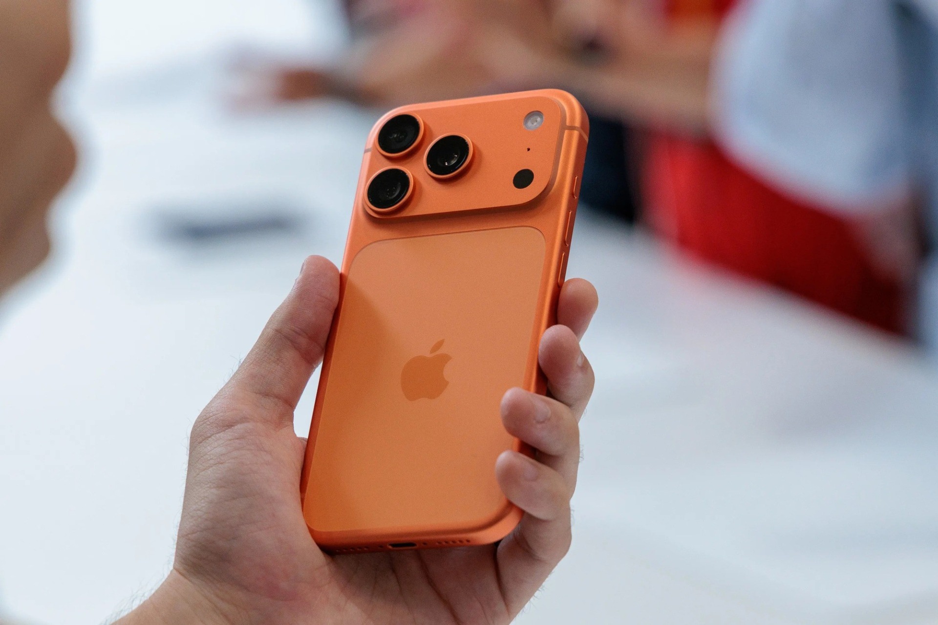 video-tren-tay-iphone-17-pro-max-thiet-ke-nhom-nguyen-khoi-va-camera-8x-an-tuong-2-1757615011-593-wi-084647-1788767034092-1788767034427443685628
